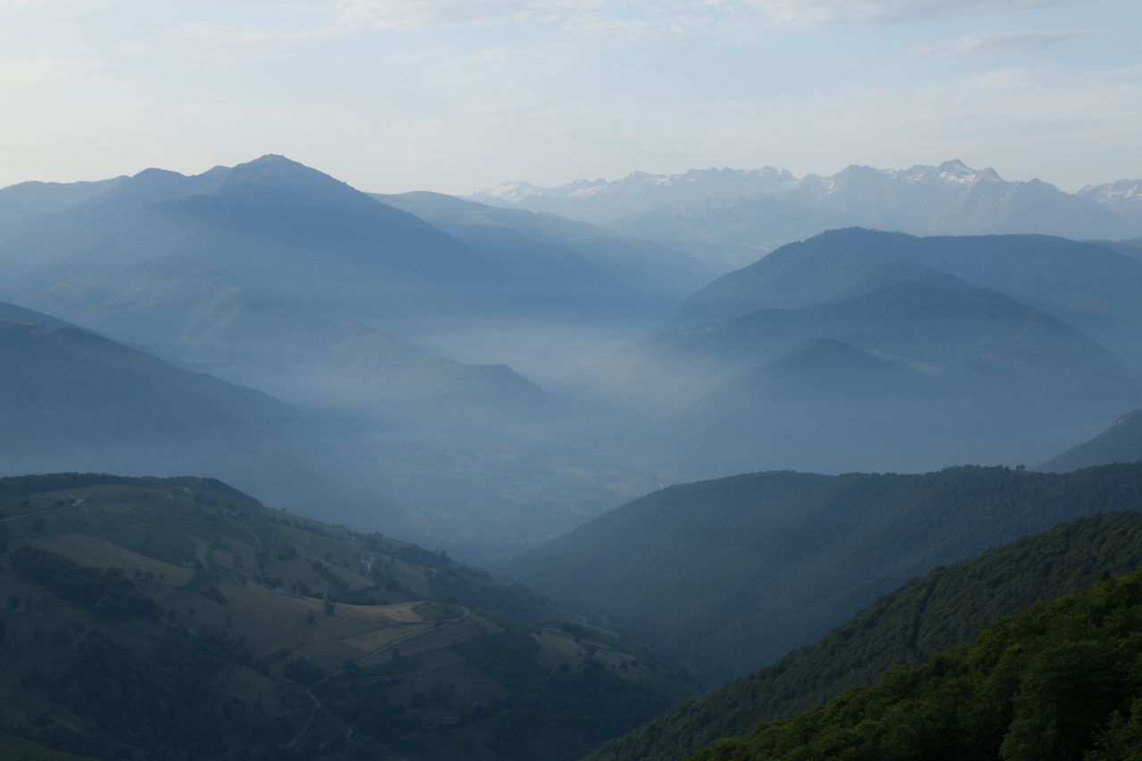Services Peaceful view of misty mountain ranges in Luz-Saint-Sauveur, France at dawn.